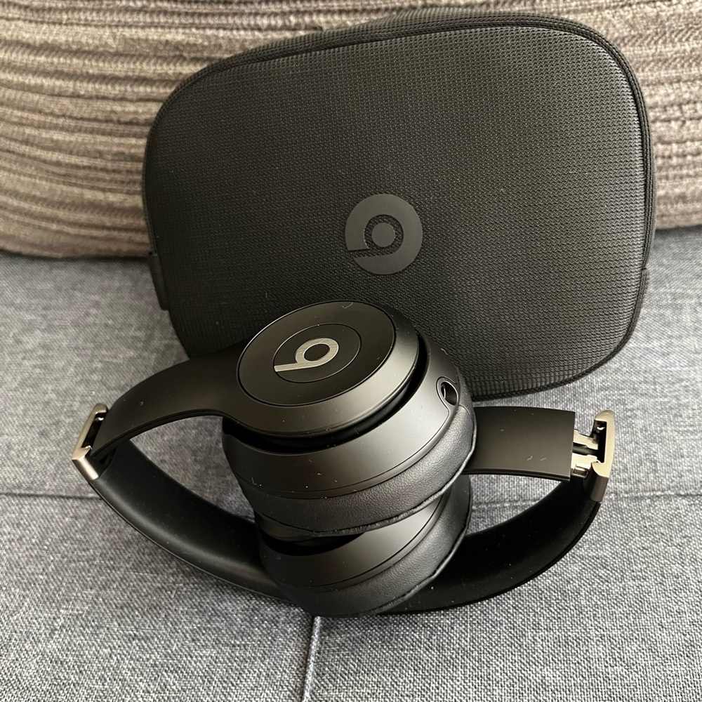 Beats Solo 4 - Wireless Bluetooth On-Ear Headphones - Matte Black